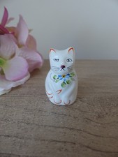 Amusant petit chat blanc en céramique qui fait un clin d'oeil peint à la main