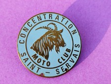 insigne badge broche MOTO : CONCENTRATION SAINT SERVAIS MOTO CLUB - chèvre bouc
