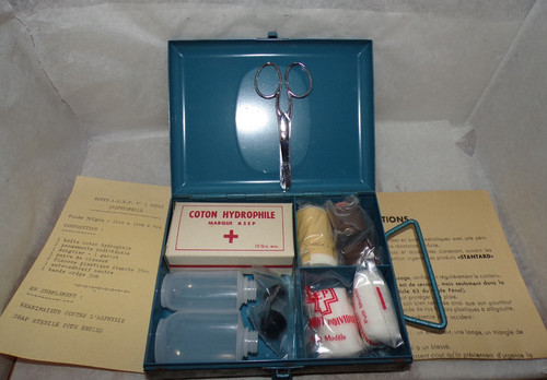Ancienne boîte trousse de - /,