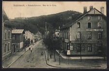 CPA Schirmeck, Rue de la Gare avec l´Hôtel Vogt et vue sur la forêt environnant 