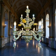 Imposant lustre en faïence d'Albisola avec tulipes jaunes