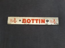 Plaque publicitaire fixé sous