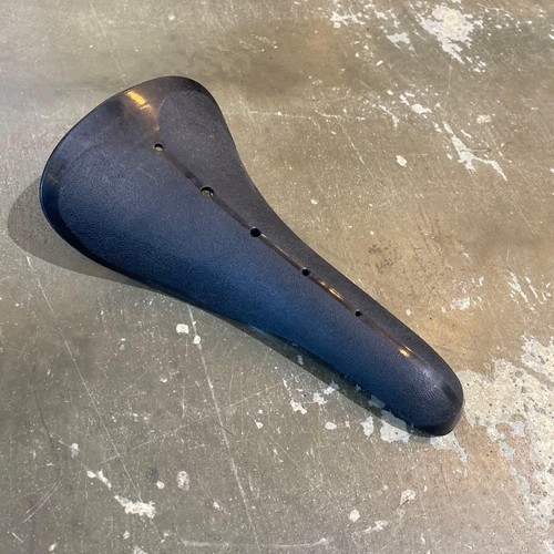 Kuwahara plastique selle - , old
