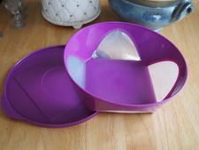SALADIER HERMETIQUE VIOLET & BLANCE.DIAMETRE 26 CM.HAUTEUR 15 CM TUPPERWARE.TBE
