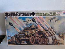 MAQUETTE NITTO KAGAKU SD. KFZ 251/1 HALF TRACK & ROCKET LAUNCHER  1/35 NEUF