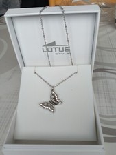 Collier et pendentif papillon Lotus