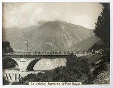 TOUR DE FRANCE 1936 - Le peloton traverse le Pont Royal - Photographie  30x40cm