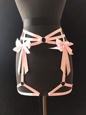 HARNAIS / BANDES DE CUISSES SISSY SATIN de la marque de luxe Yes Mistress