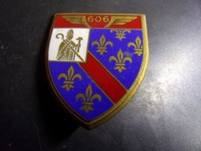 Air . Entrepôt de l'Armée de l'Air 606 . Varennes ( émail et numéroté )