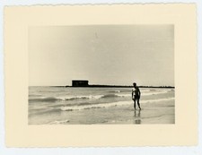 PHOTO SNAPSHOT, Boulogne sur mer juillet 1957 un homme pieds dans l'eau plage