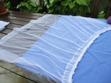 2 petits rideaux en tulle