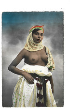 MAURESQUE AUX SEINS NUS