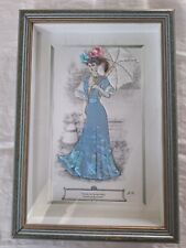 GRAVURE DE MODE HABILLÉE, GARDEN PARTY, ROUBALSKI, CADRE OLIVE SUR VITRINE 