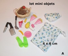 lot objets décoration miniature,maison de poupée, vitrine,chien,aliments  S4-A