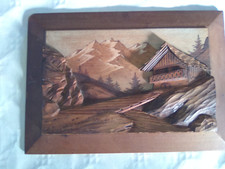 TABLEAU EN BOIS SCULPTE ET PEINT "CHALET DE MONTAGNE" SIGNE THEO EN BON ETAT