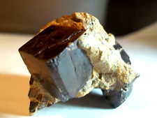 MINÉRAUX.  CRISTAL CUBIQUE DE PYRITE NOIRE ET CRISTAUX MACLÉS.  Drôme.  Géologie