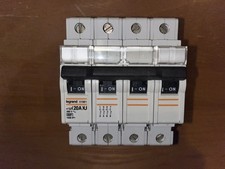 DISJONCTEUR TETRAPOLAIRE 20A LEGRAND  20AMPERES 4POLES, ANCIENNE SERIE 01981