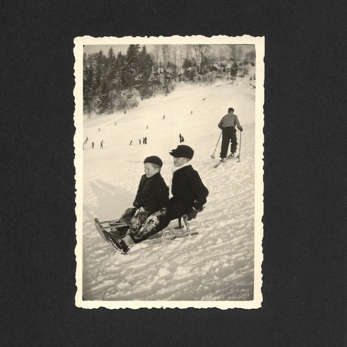 Deux garçons sur une - , luge