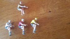 4 Figurines cyclistes plastique.  Ech : 1/32.