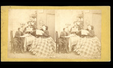 Famille lisant les journaux le matin, ca.1870, stéréo  tirage d'époque 
