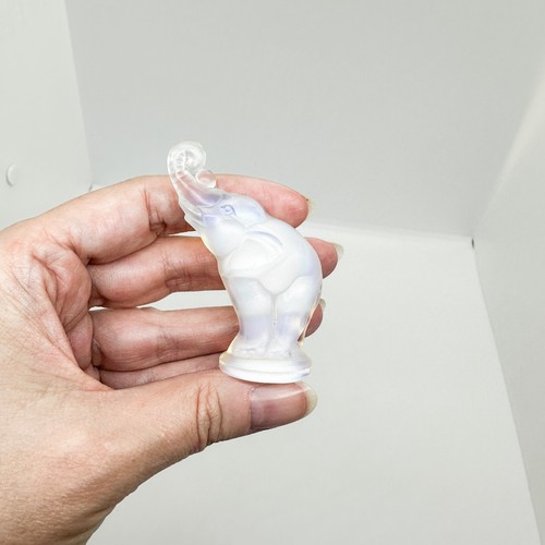 Vtg opalescent glass elephant - opalescent,