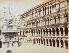 ITALIE - Venise - Cour des palais des Doges -c1880