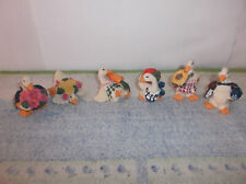 LOT DE 6 FIGURINES D'OIES ANTHROPOMORPHES EN RÉSINE - YVES ROCHER - EN BON ÉTAT