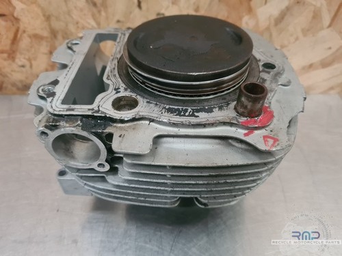 Cylindre avant avec - , piston