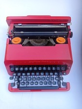 machine à écrire olivetti. ( Valentine)