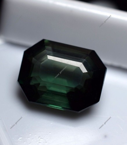 Saphir vert foncé naturel