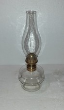 ANCIENNE LAMPE PETROLE EST AVEC SON VERRE. EST  GRATTE. TRAIN GARE CHEMIN DE FER