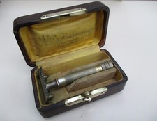 Rasoir ancien dans son coffret en cuir