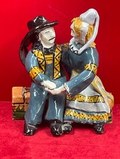 Couple de danseurs sur un banc Quimper? 10,5 x 9 x 7,5 cm - bretagne - accidenté