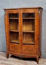 Bibliothéque galbée style Louis XV en bois de rose et marquéterie vers 1950