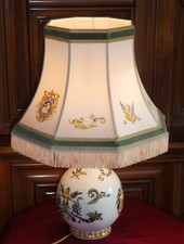 lampe en faience de Gien décor renaissance  et son abat jour d'origine
