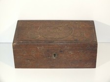 Grand coffret d'Art populaire en bois sculpté - décor animaux