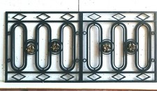  grilles de protection  en fonte de fer finement travaillée. XX siècle .