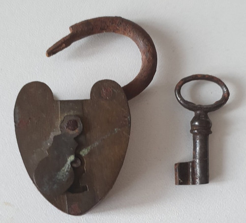 Ancien cadenas avec clé en - sa,