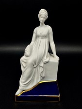 Statuette en biscuit par Tharaud Limoges – Femme à l’antique, socle émaillé bleu
