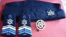 MILITARIA LOT MATERIEL / CALOT + PAIRE DE FOURREAUX + INSIGNE DE BERET