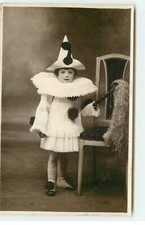 Enfant - Fillette portant un déguisement de Pierrot - 20556