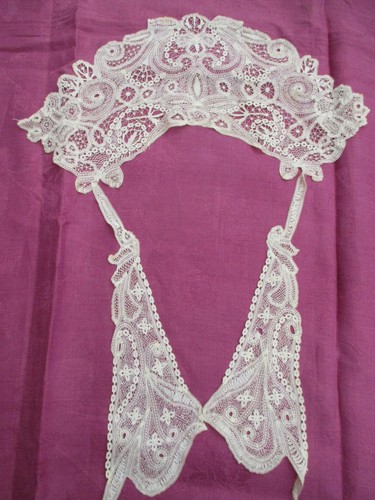 Col plastron dentelle - , à