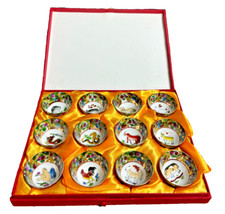 12 verres à saké / liqueur en porcelaine de chine, signes astrologiques chinois