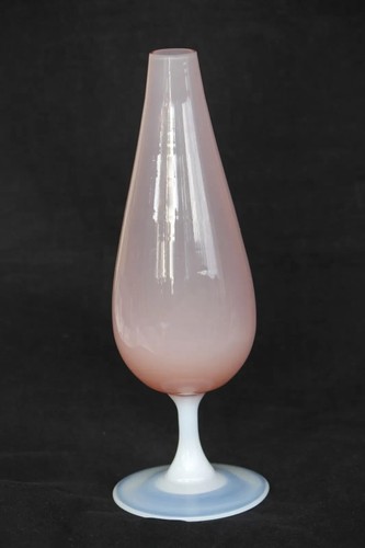 Vase tulipe opaline rose 60s