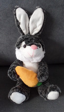 S22 / peluche lapin assis noir blanc carottes FIZZY