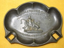 Rare ancien cendrier Laboratoires Chaix, fonte d'alliage, régule...vache taureau