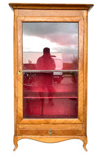 vitrine en placage de merisier ouvrant par une porte vitrée . XIX siècle .