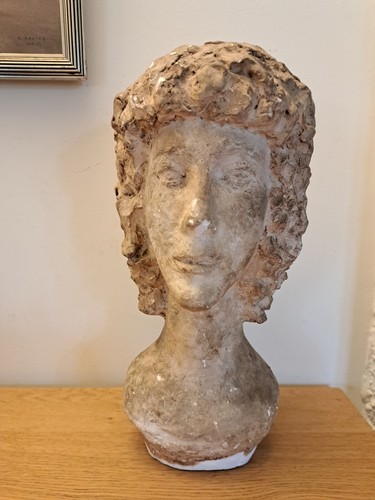 Tête jeune femme - de,