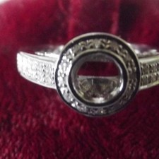 Bague femme en or blanc de 10k serties de 0,30ct de diamants