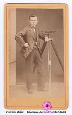 JEUNE HOMME & LUNETTE DE